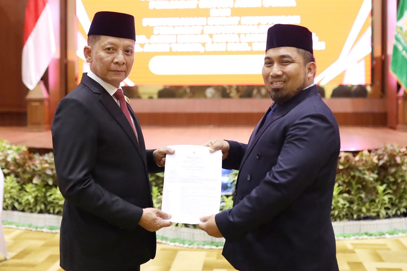 Pj Gubernur Aceh Achmad Marzuki menyerahkan SK perpanjangan masa jabatan Pj Bupati Aceh Besar Muhammad Iswanto, di Anjong Mon Mata Banda Aceh, Jum'at sore (14/7)