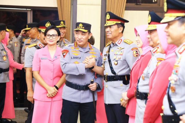 Kapolri Jenderal Pol Listyo Sigit Prabowo resmi melantik Komjen Pol Wahyu Widada sebagai Kabareskrim Polri menggantikan Komjen Pol Agus Andrianto, Jum'at (14/7)