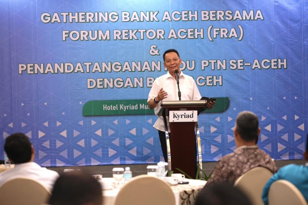 Pj Gubernur Aceh Achmad Marzuki, menghadiri acara Gathering Bank Aceh Bersama Forum Rektor Aceh (FRA) dan Penandatanganan MoU PTN se-Aceh dengan Bank Aceh di Hotel Kyriad Muraya Banda Aceh, Jum'at (14/7)