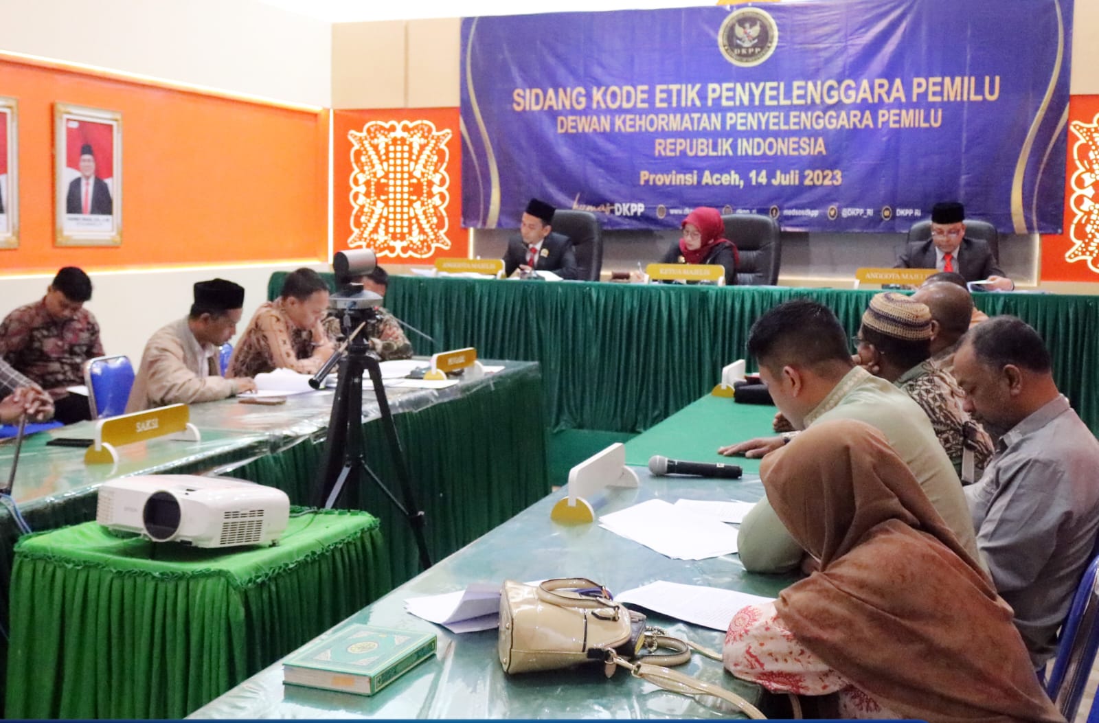 Sidang dugaan pelanggaran Kode Etik Penyelenggara Pemilu Anggota KIP Bener Meriah di Kantor Panwaslih Provinsi Aceh, Banda Aceh, Jum'at (14/7)