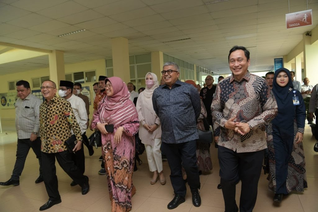 Sekda Aceh Bustami Hamzah didampingi Direktur RSUDZA dr Isra Firmansyah SpA mendampingi kunjungan kerja rombongan Komisi IX DPR-RI di RSUDZA Banda Aceh, Ahad (16/7)