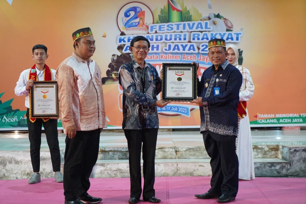 Pj Bupati Aceh Jaya Dr Nurdin menerima penghargaan rekor MURI terbanyak pembentukan Badan Usaha Milik Desa Bersama