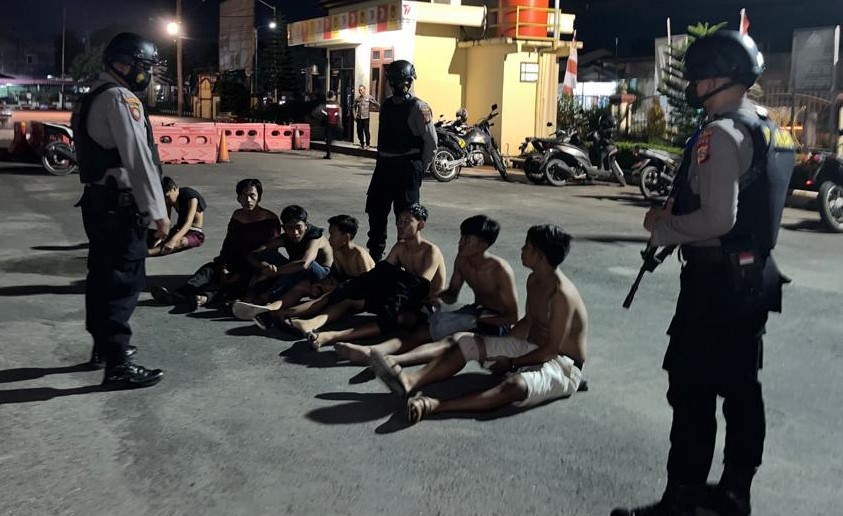 Personel Sat Samapta Polres Langsa mengamankan sekelompok remaja dan barang bukti senjata tajam di kawasan Jalan Elak Limbah Gampong Teungoh Kecamatan Langsa Kota, Ahad malam (16/7)