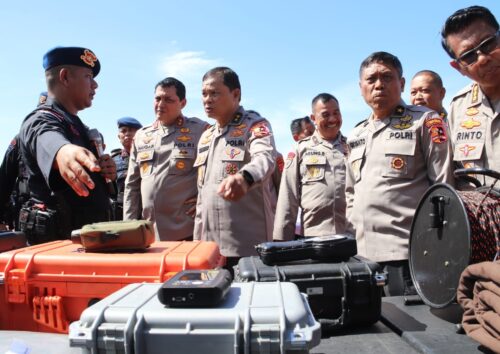 Wairwasum Polri Irjen Pol Tornagogo Sihombing meninjau alat khusus kepolisian yang digunakan dalam bidang operasional di Polda Aceh, Senin (17/7)