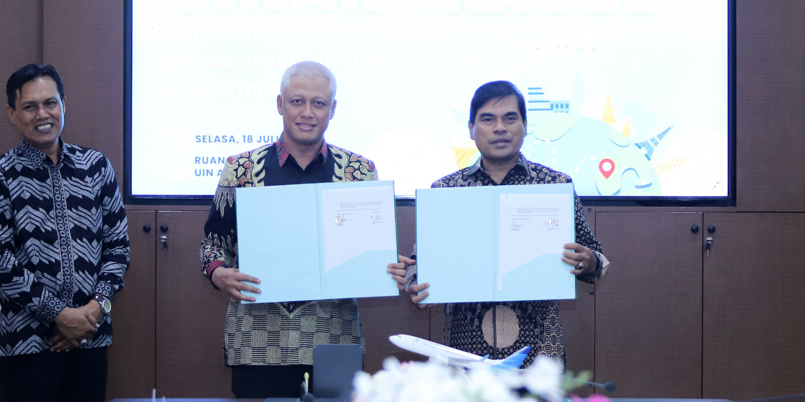 Rektor UIN Ar-Raniry Prof Dr Mujiburrahman MAg dan GM Garuda Indonesia Perwakilan Aceh Nano Setiawan menandatangani kerja sama pembukaan UINAR Travel, sebagai unit bisnis pada BLU UIN Ar-Raniry, Selasa (18/7)