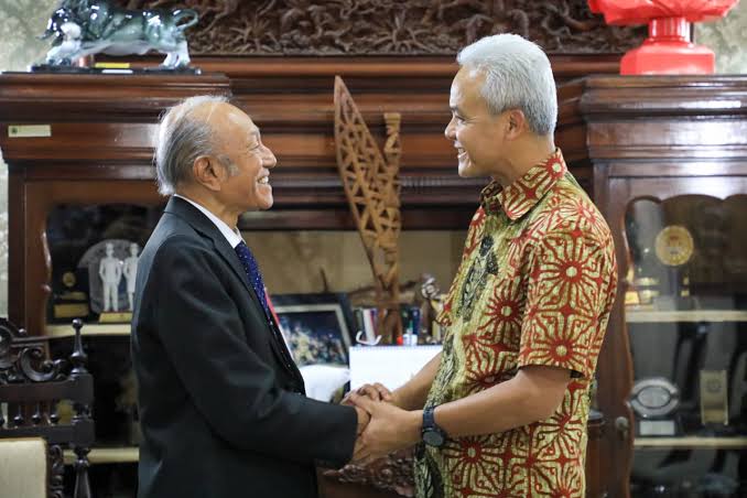 Gubernur Jawa Tengah Ganjar Pranowo menerima kunjungan Wali Nanggroe Aceh Malik Mahmud Ma Al Haythar, di Semarang, Selasa (18/7)