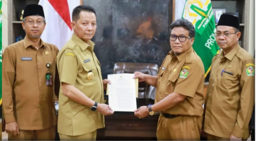 Wahyudi Adisiswanto menerima SK perpanjangan masa jabatan sebagai Pj Bupati Pidie yang diserahkan oleh Pj Gubernur Aceh Achmad Marzuki di Banda Aceh, Selasa, 18 Juli 2023