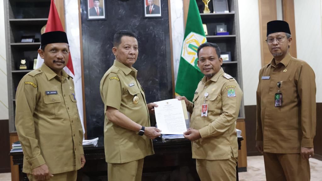 Dr Nurdin menerima SK perpanjangan masa jabatan sebagai Pj Bupati Aceh Jaya periode 2023-2024 yang diserahkan oleh Pj Gubernur Aceh Achmad Marzuki di Banda Aceh, Selasa (18/7)