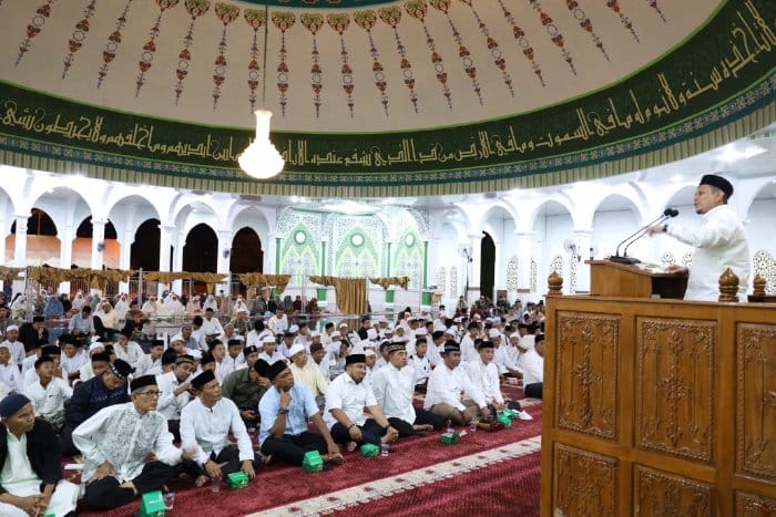 Jamaah sedang mendengarkan tausiah Ustaz Fakhruddin Lamuddin pada peringatan Tahun Baru Islam 1 Muharram 1445 Hijriah, di Masjid Agung Al Munawwarah Kota Jantho, Selasa malam (18/7)