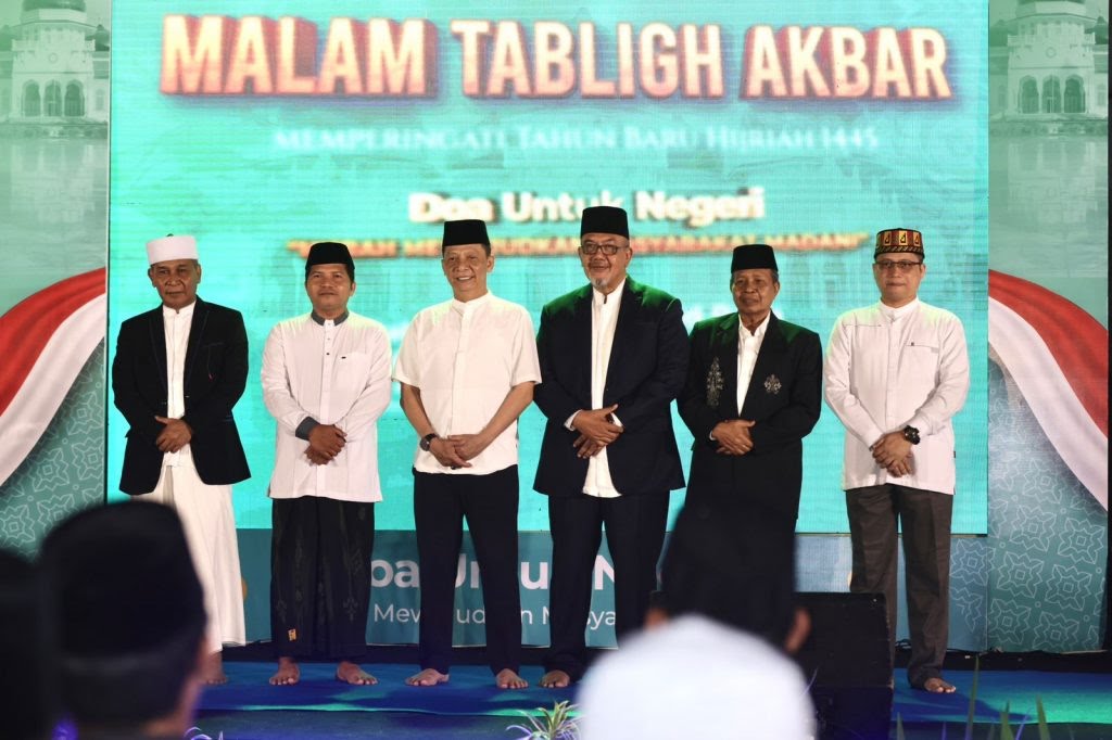Pj Gubernur Aceh Achmad Marzuki foto bersama Ketua MPU Aceh Tgk H Faisal Ali, Ketua PB HUDA Tgk H Muhammad Yusuf A Wahab saat menghadiri Tabligh Akbar menyambut 1 Muharram 1445 Hijriah di halaman Masjid Raya Baiturrahman Banda Aceh, Rabu malam (19/7)