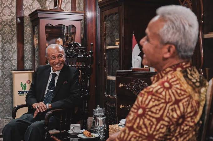 Ganjar Pranowo menyambut Wali Nanggroe Aceh Malik Mahmud Al Haythar, di rumah dinas Puri Gedeh, Semarang, Selasa malam (18/7/2023)