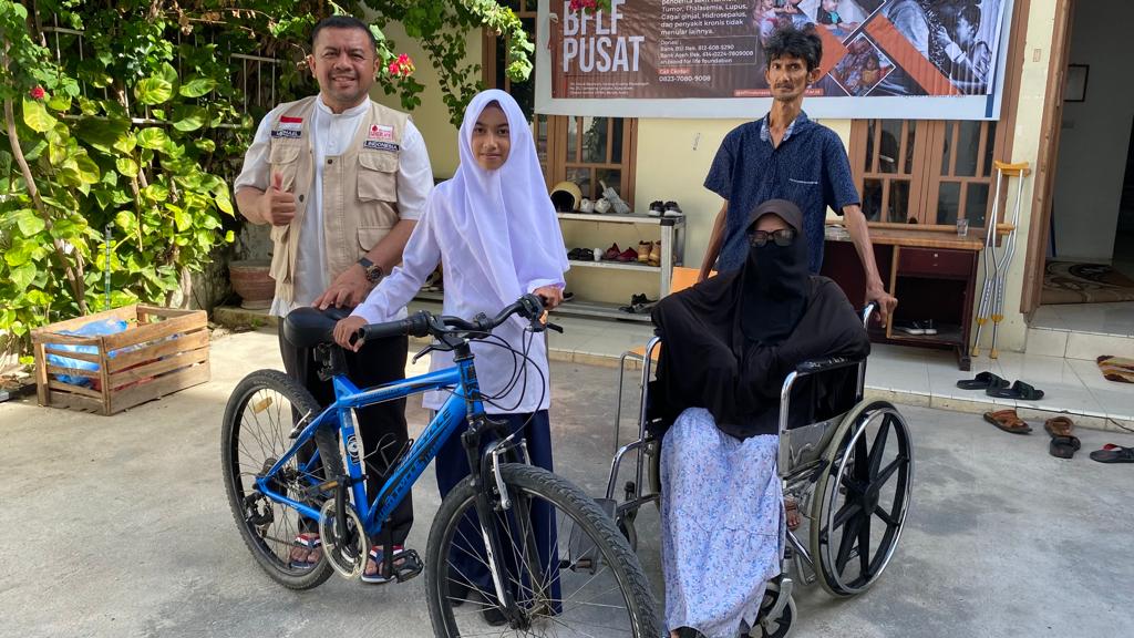 Yayasan Blood For Life Foundation (BFLF) kembali memberikan satu unit sepeda gratis kepada salah satu pelajar kurang mampu asal Kabupaten Aceh Utara