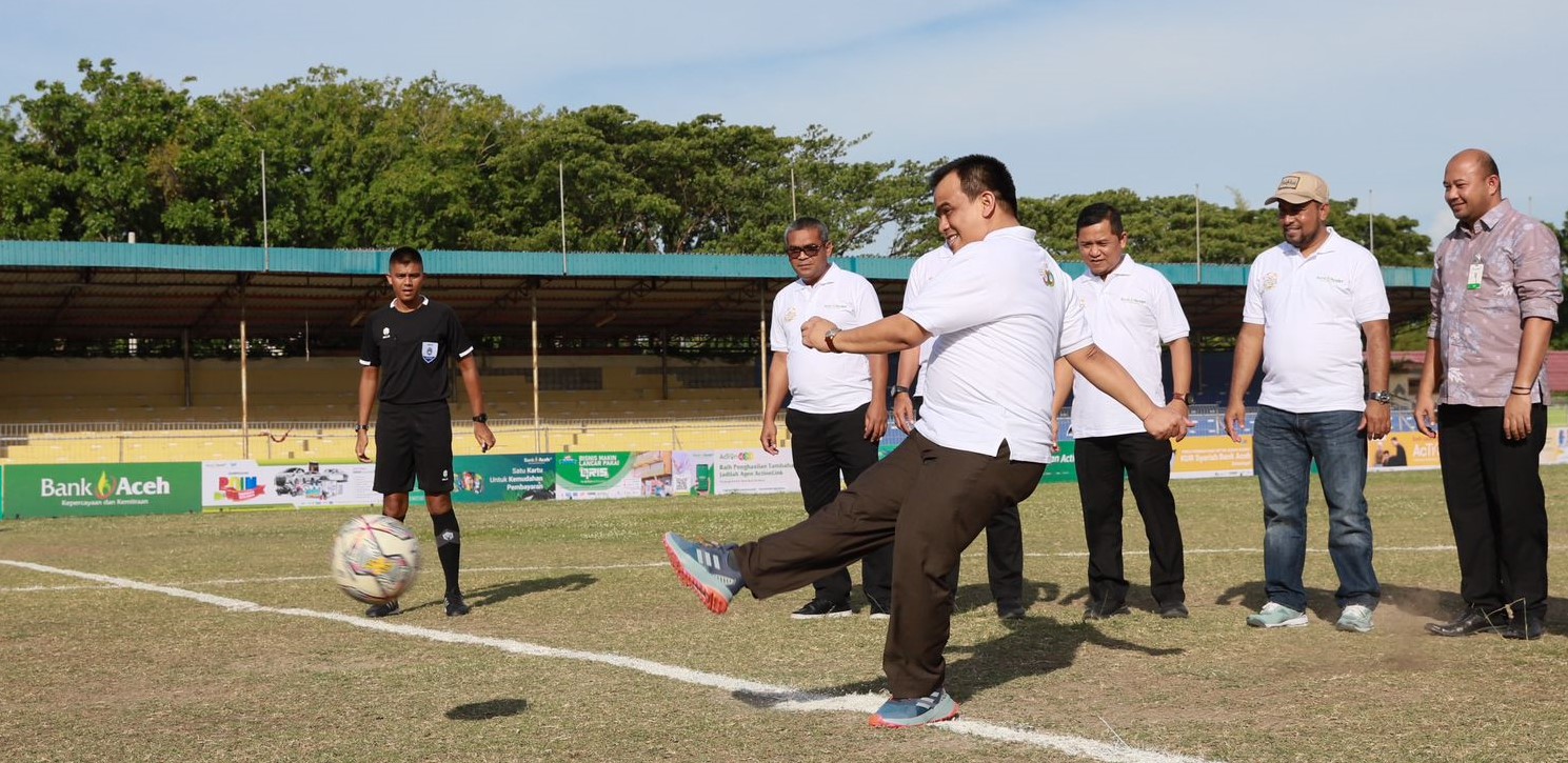 Dirut Bank Aceh Syariah Muhammad Syah melakukan tendangan pertama saat pembukaan Turnamen Bank Aceh Action Cup 2023 di Stadion H Dimurthala Lampineung Banda Aceh, Jum'at sore (21/7)