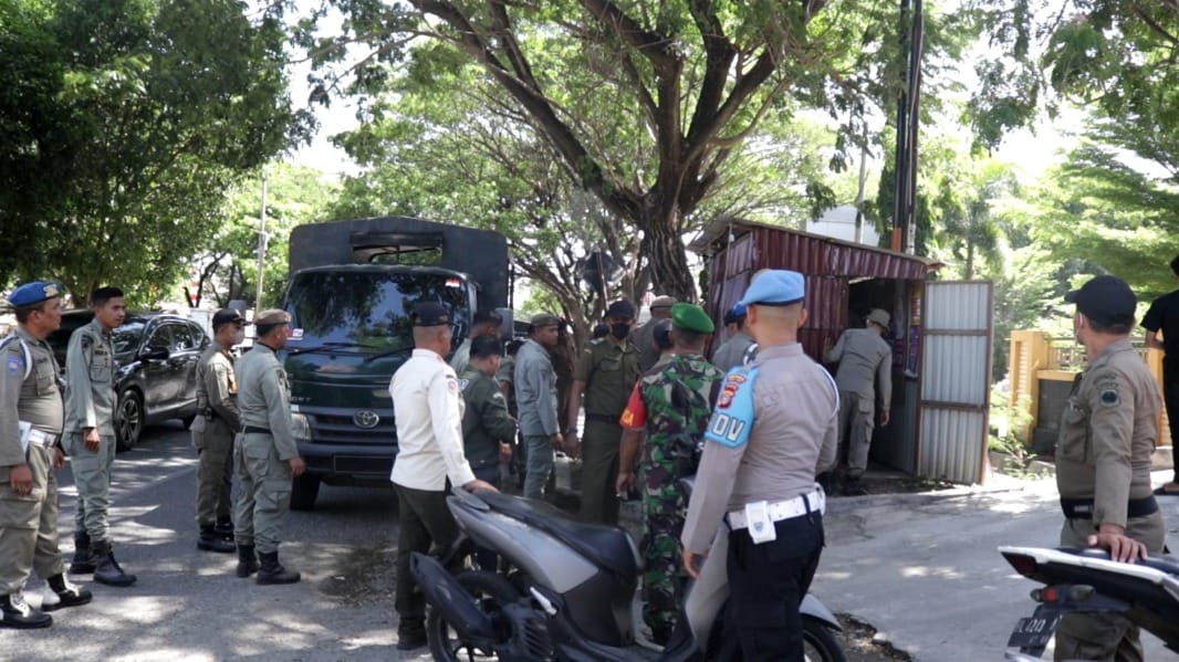 Tim gabungan Satpol PP bersama TNI/Polri berserta Forkopimcam Darul Imarah melakukan pembongkaran paksa bangunan liar di sepanjang jalan Dr Mr Mohd Hasan Batoh, kawasan perbatasan Banda Aceh danAceh Besar, Senin (24/7)