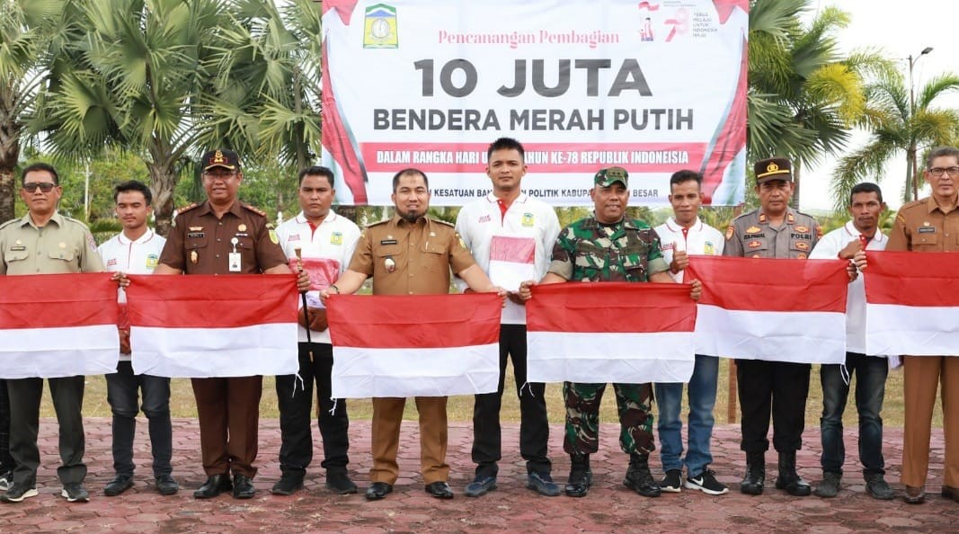 Pj Bupati Aceh Besar Muhammad Iswanto bersama Kajari Aceh Besar Basril G SH MH melakukan pencanangan 10 juta Bendera Merah Putih di halaman Kantor Bupati Aceh Besar, Senin (24/7)