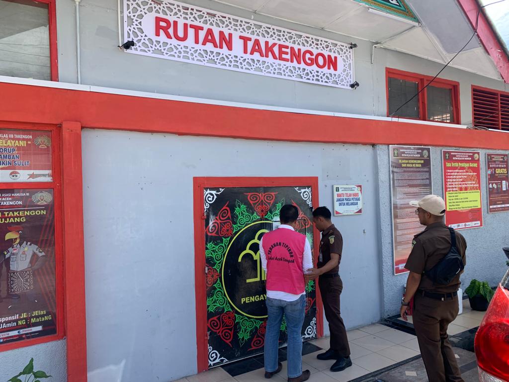 Tim Penyidik Kejari Aceh Tengah menahan mantan Bendahara Disdagkop UKM Aceh Tengah dengan inisial AP, di Rutan Kelas IIB Takengon, Selasa (25/7)