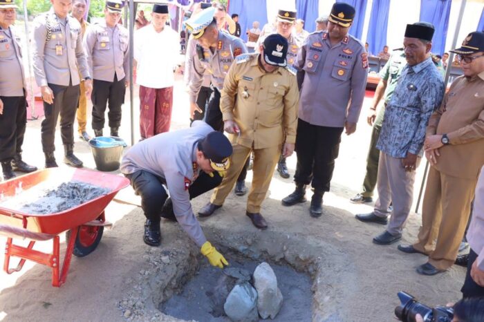 Kapolda Aceh Irjen Pol Ahmad Haydar meletakkan batu pertama pembangunan gedung Satpas SIM di Polres Pidie Jaya, Selasa (25/7)
