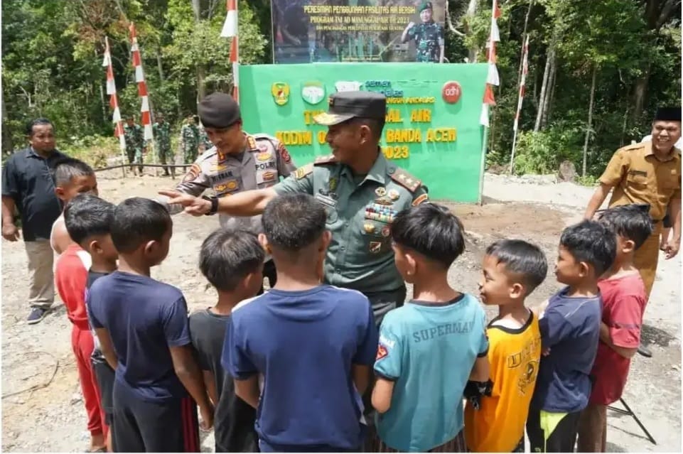 Pangdam IM Mayjem TNI Novi Helmy Prasetya saat menghadiri peresmian penggunaan fasilitas air bersih program TNI AD Manunggal Air Tahun 2023 dan pencanangan percepatan penurunan stunting di wilayah Kodim 0101/KBA, di Desa Suka Damai, Kecamatan Lembah Seulawah, Aceh Besar, Selasa (25/7)
