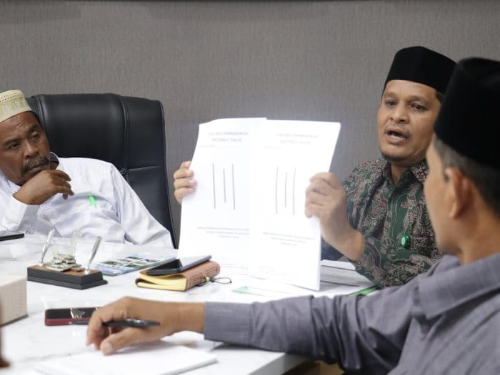 Ketua LPPOM MPU Aceh Thabrani memberikan penjelasan terkait sertifikasi halal kepada rombongan Komisi B MPU Kota Lhokseumawe di Ruang Rapat Pimpinan MPU Aceh, Selasa (25/7)