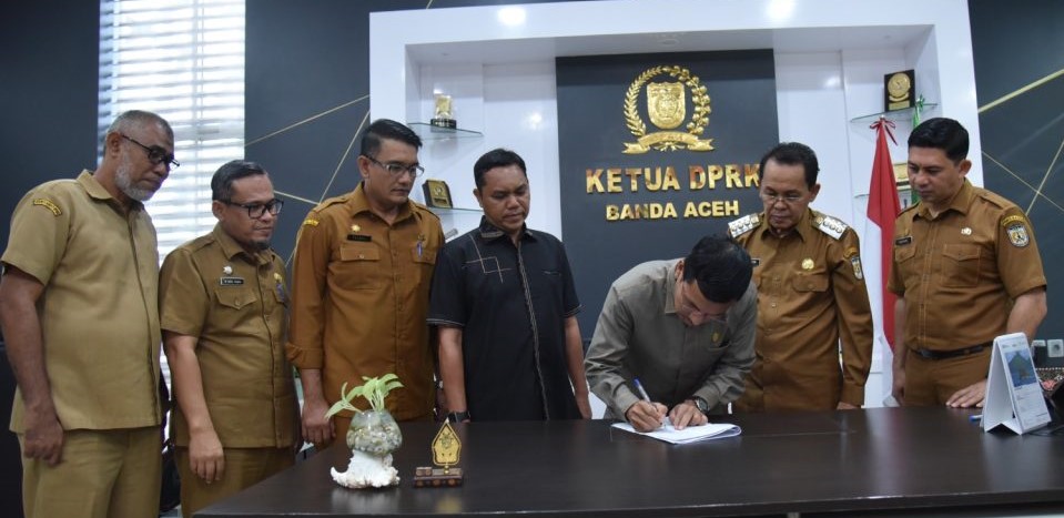 Pimpinan DPRK bersama Pj Wali Kota Banda Aceh menandatangani MoU roadmap pelunasan utang Pemko Banda Aceh tahun 2022