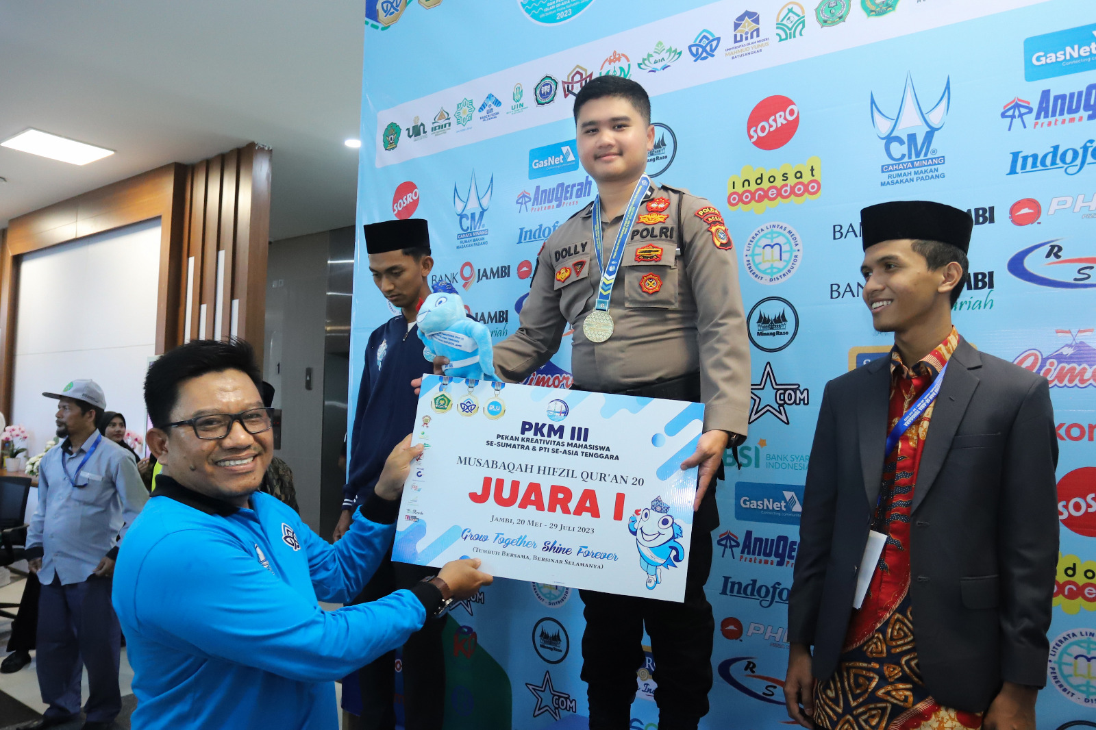 Dolly Isma Indra mahasiswa Prodi Ilmu Alquran dan Tafsir UIN Ar-Raniry yang juga anggota polisi Polda Aceh meraih medali emas Musabaqah Hifzil Qur'an kategori 20 juz pada Pekan Kreatifitas Mahasiswa (PKM) III se-Sumatera dan Perguruan Tinggi Islam (PTI) Se-Asia Tenggara di UIN Sulthan Thaha Saifuddin Jambi