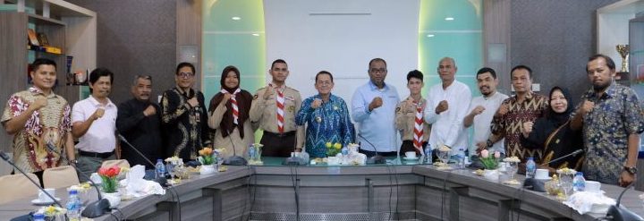 Pj Wali Kota Banda Aceh Amiruddin melepas 3 anggota Pramuka Kwartir Cabang (Kwarcab) Kota Banda Aceh untuk mengikuti Jambore Dunia ke-25 di Saemangeum, Korea Selatan