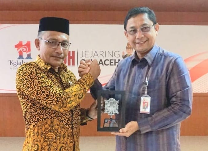 Kepala OJK Aceh Yusri menerima kunjungan kerja anggota Komite IV DPD RI H. Sudirman atau akrab disapa Haji Uma di Kantor OJK Aceh, Banda Aceh, Rabu (26/7)