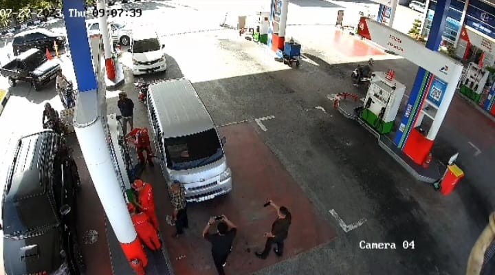Tiga pria yang mengaku sebagai wartawan dari sejumlah media diduga hendak memeras pemilik SPBU Lamsayeun pada Kamis (27/7) di Kecamatan Ingin Jaya, Aceh Besar. FOTO/CCTV SPBU Lamsayeun