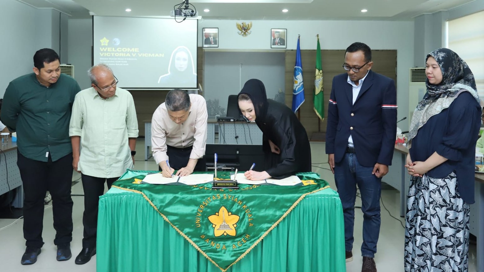 Rektor USK Prof Dr Ir Marwan dan Direktur Russian House Victoria V. Vicman menandatangani MoU kerja sama program beasiswa bagi mahasiswa USK maupun Aceh di Balai Senat USK Banda Aceh, Kamis, 27 Juli 2023