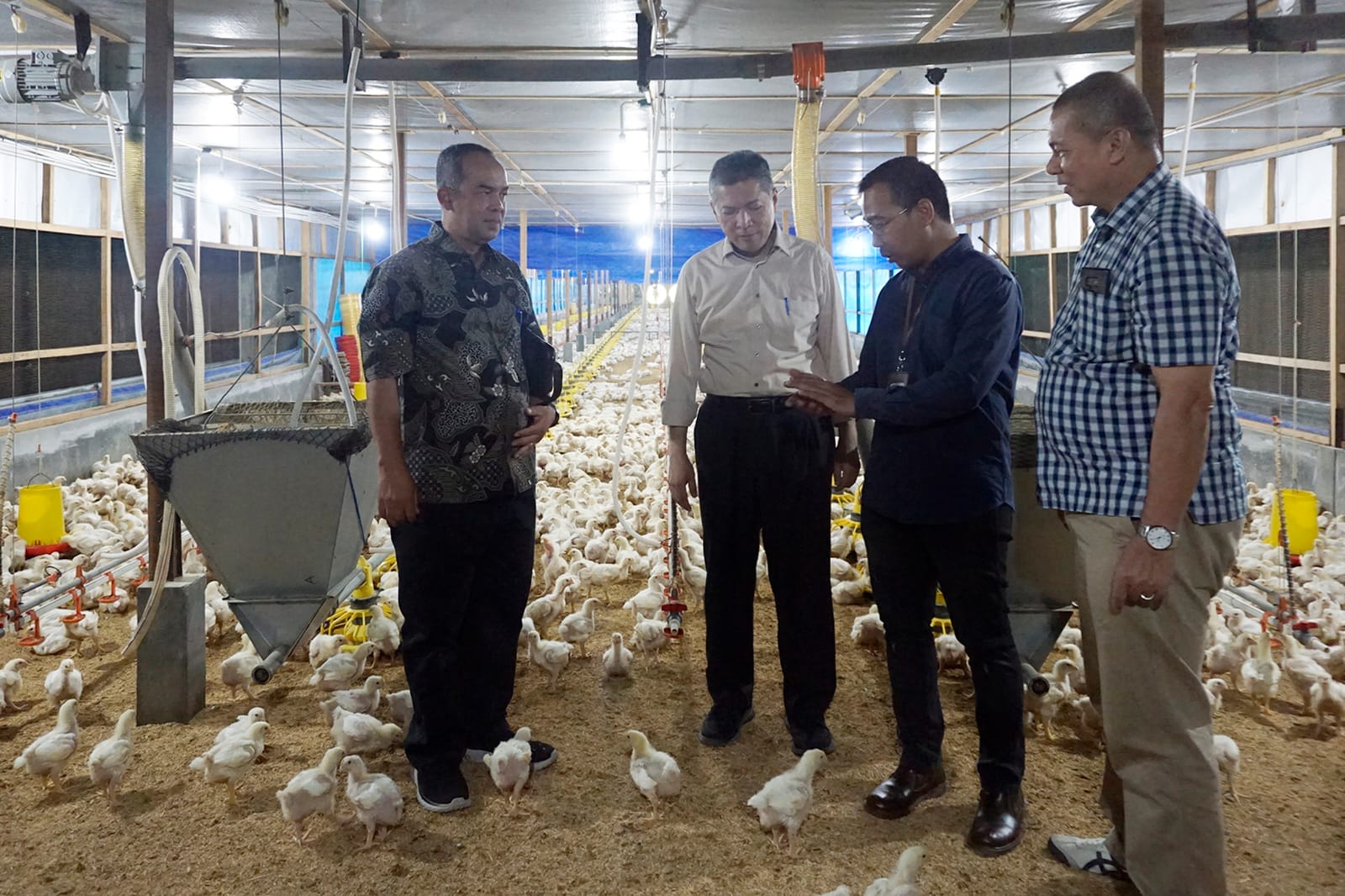 Rektor Universitas Syiah Kuala Prof Dr Ir Marwan mengunjungi University Farm (laboratorium lapangan) di Gampong (Desa) Ie Su'um, Kabupaten Aceh Besar