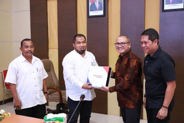 Pj Bupati Aceh Besar Aceh Besar Muhammmad Iswanto menerima dokumen kerja sama dari GM Telkom Witel Aceh T Fauzan pada pertemuan di aula Kantor Bupati Aceh Besar, Jum'at (28/7)