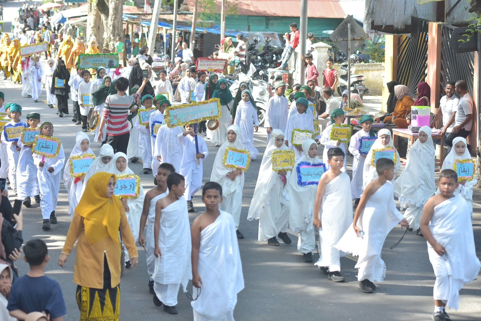 Ribuan pelajar dari berbagai jenjang, mulai SD/MI, SMP/MTsN dan SMA/MA di Kota Sabang mengikuti Pawai Ta'aruf dalam memeriahkan tahun baru Islam 1 Muharram 1445 Hijriah, Sabtu (29/7)