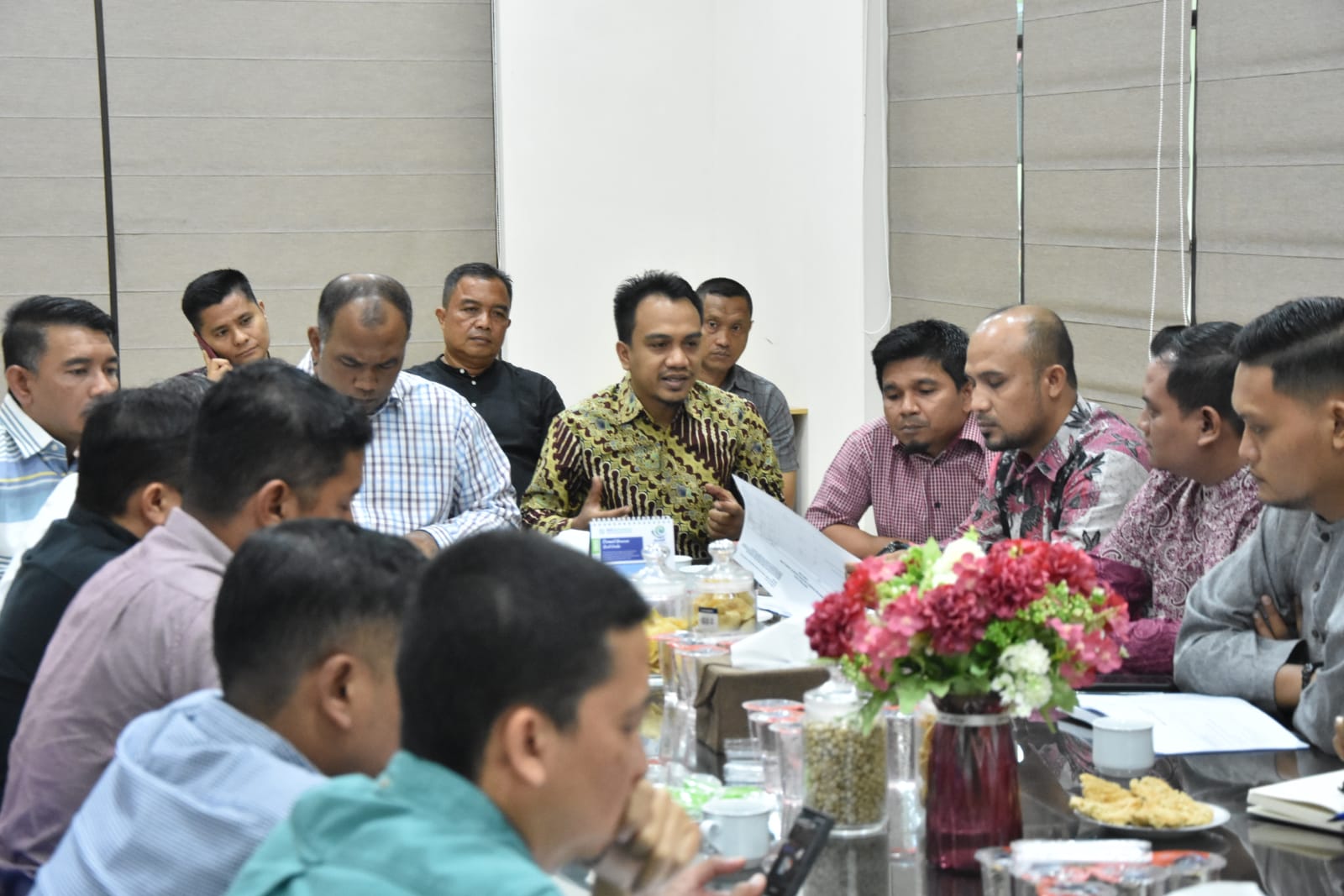 Ketua KIP Kota Banda Aceh Yusri Razali menghadiri Rapat Rasionalisasi Rencana Anggaran Pilkada Tahun 2024 di Kantor BPKK Banda Aceh, Jum'at (28/7)
