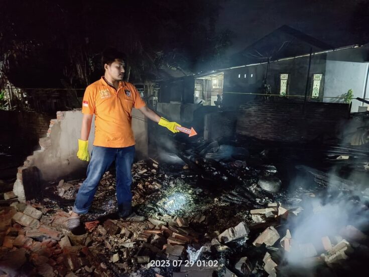 Tim Inafis Polres Aceh Timur turun ke lokasi, Sabtu (29/7) guna melakukan identifikasi penyebab kebakaran satu unit rumah berkonstruksi kayu di Gampong Meunasah Teungoh, Kecamatan Pante Bidari, Aceh Timur yang menyebabkan 2 orang anak meninggal dunia