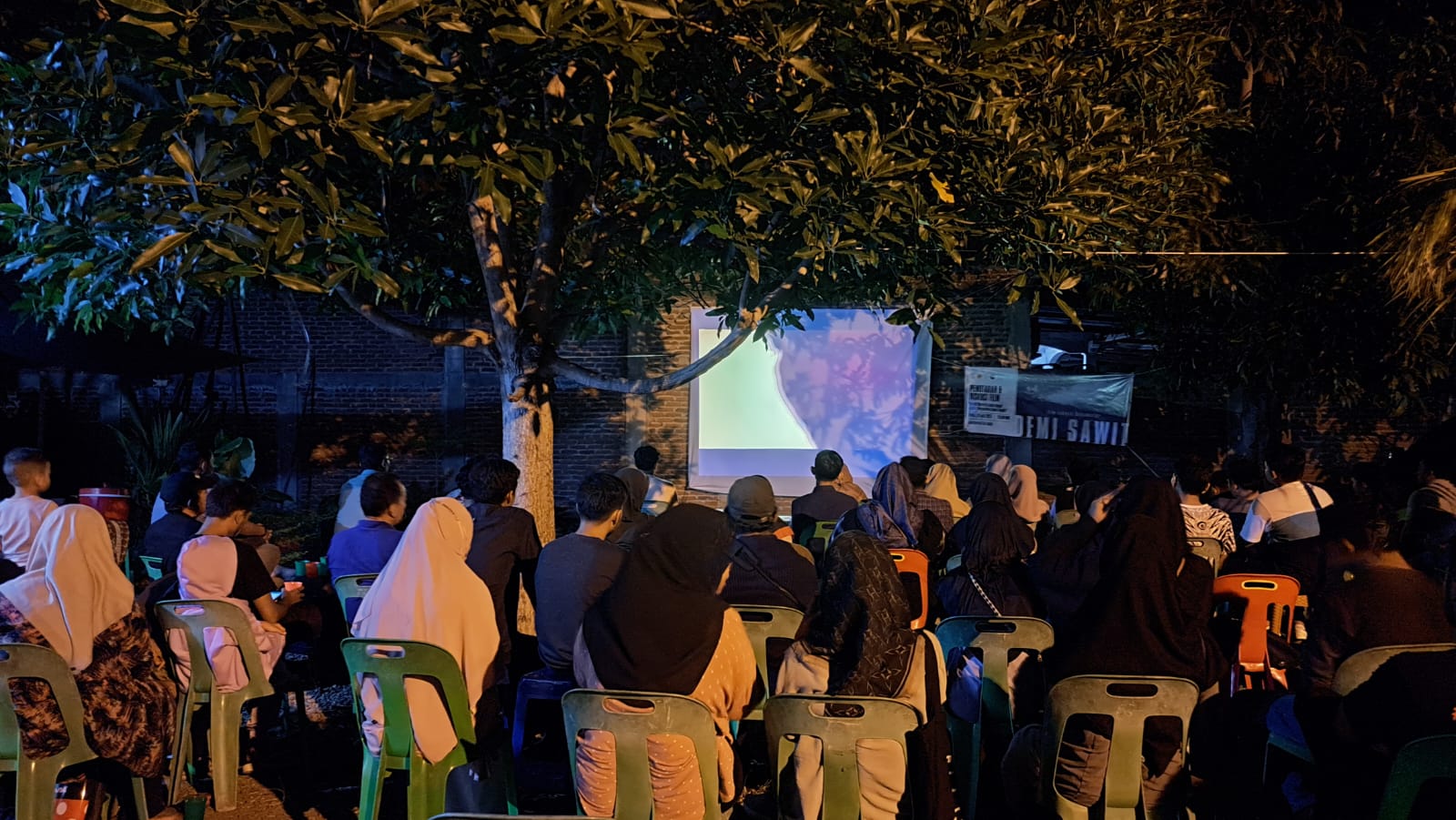 Pemutaran Film Demi Sawit dan diskusi bertajuk “Karpet Merah di Lahan Basah SM Rawa Singkil” di Sekretariat Forum Jurnalis Lingkungan (FJL) Aceh, kawasan Lamteh, Banda Aceh, Sabtu malam, 29 Juli 2023