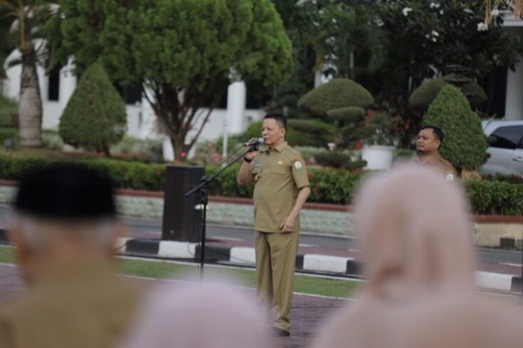 Pj Gubernur Aceh Achmad Marzuki memimpin Apel Senin pada Lingkup Setda Aceh dan BPKA di halaman Kantor Gubernur Aceh, Senin (31/7)