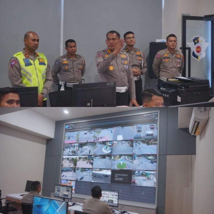 Dirlantas Polda Aceh Kombes Pol Muhammad Iqbal Alqudusy mengecek ruang ETLE dan RTMC Ditlantas Polda Aceh di Lamteumen, Banda Aceh, Selasa (31/7)