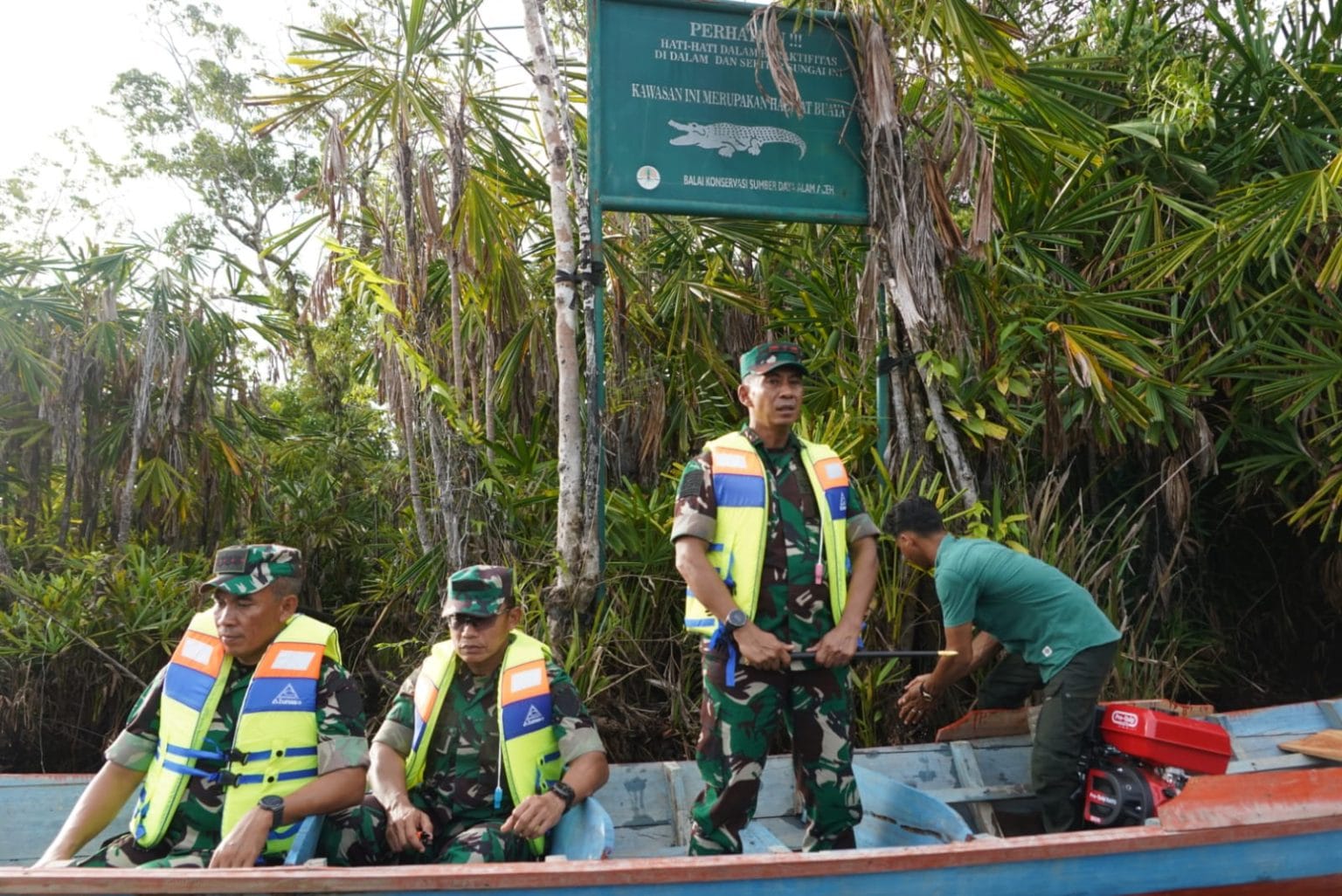 Pangdam IM Mayjen TNI Novi Helmy Prasetya beserta rombongan meninjau Suaka Margasatwa Rawa Singkil di sela-sela kunjungan kerjanya ke Wilayah Korem 012/TU, Senin (31/7)