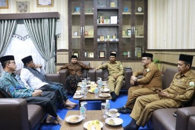 Ketua MPU Aceh Tgk Faisal Ali bersama Wakil Ketua Tgk Hasbi Albayuni dan Prof Muhibbuthabary saat menerima kunjungan Asisten Pemerintahan dan Keistimewaan Setda Aceh Dr M Jafar SH MHum dan Karo Hukum Setda Aceh Amrizal J Prang
