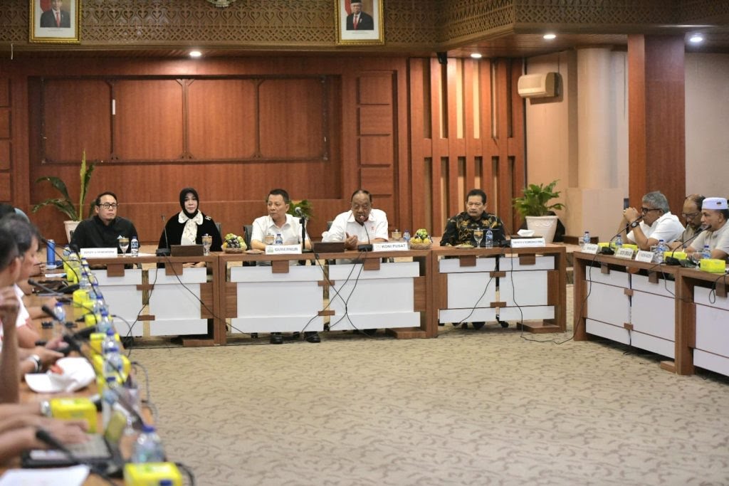 Pj Gubernur Aceh Achmad Marzuki bersama Ketua Umum KONI Pusat Marciano Norman saat menggelar Rapat Koordinasi PB PON XXI/2024 Wilayah Aceh dengan Anggota Komisi X DPRI, Tim Kemenpora, Tim Kemenko PMK dan Kementerian PUPR serta unsur terkait di Gedung Serbaguna Setda Aceh, Jum'at (4/8)