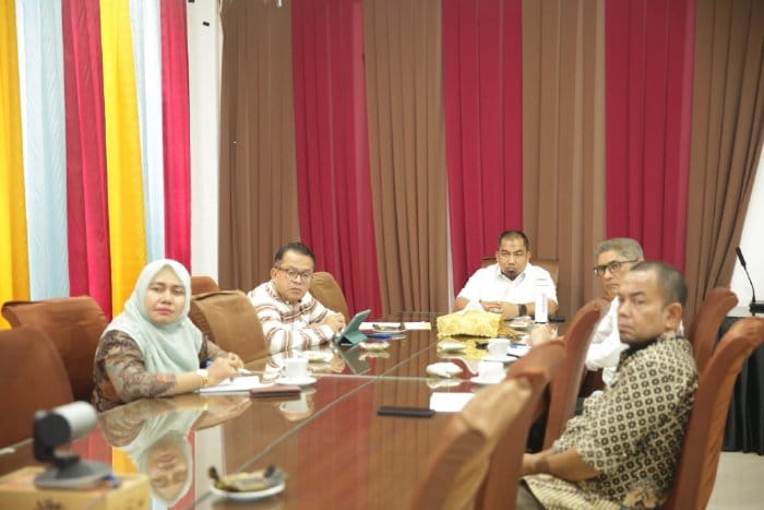 Pj Bupati Aceh Besar Muhammad Iswanto mengikuti zoom meeting dengan Dirjen Otda Kemendagri Dr Akmal Malik terkait kebijakan Penjabat Kepala Daerah dalam melakukan mutasi Jabatan Pimpinan Tinggi di Aula Dekranasda, Gampong Gani, Kecamatan Ingin Jaya, Jum'at (4/8)
