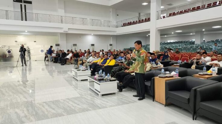Pj Bupati Simeulue Ahmadlyah menyampaikan usulannya agar Simeulue menjadi Kabupaten Kepulauan pada forum curah pikiran masyarakat kawasan Barat Selatan Aceh di Universitas Teuku Umar Meulaboh, Sabtu (5/8)