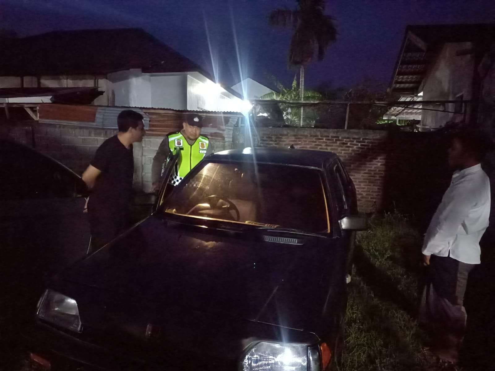 Sebuah mobil sedan misterius sudah terparkir di Balai Desa Gampong Gue Gajah, Kecamatan Darul Imarah, Aceh Besar