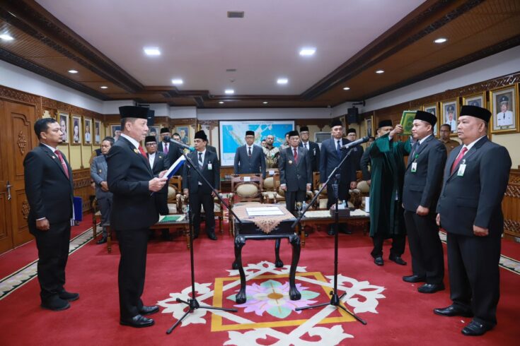 Pj Gubernur Aceh Achmad Marzuki melantik Nurmairi sebagai Direktur Kepatuhan dan Zulkarnaini sebagai Direktur Operasional dan Akuntansi Bank Aceh Syariah periode 2023-2027, di ruang kerja Gubernur Aceh, Selasa (8/8)