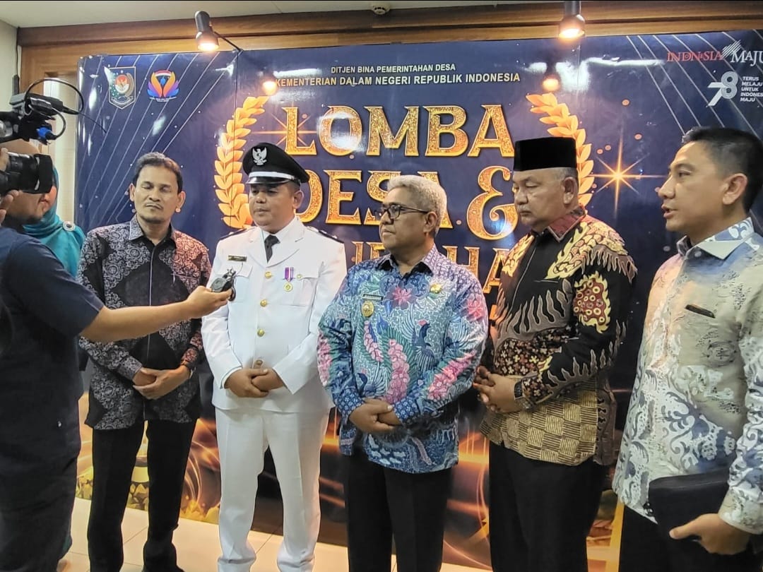 Pj Bupati Aceh Utara Mahyuzar dan Kadis Pemberdayaan Masyarakat dan Gampong Aceh Zulkifli mendampingi Keuchik Gampong Mane Tunong Faisal saat presentasi di Kemendagri, Jakarta, Selasa (8/8)
