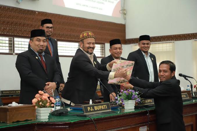 Seluruh fraksi DPRK Aceh Besar, dengan suara bulat menerima LKPJ Bupati Aceh Besar atas pelaksanaan APBK Tahun 2022 di Gedung DPRK, Kota Jantho, Selasa (8/8)