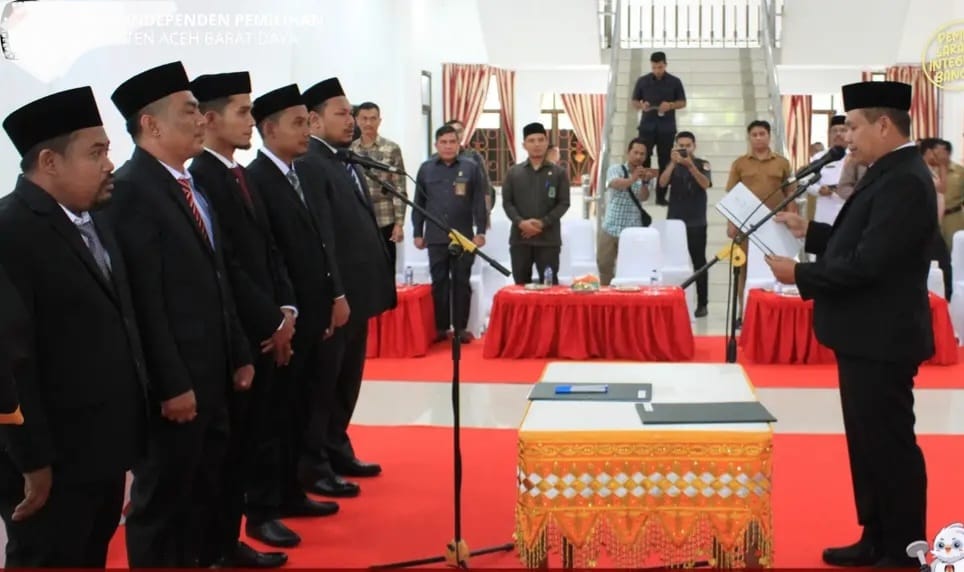 Pj Bupati Aceh Barat Daya Darmansyah melantik lima Komisioner Anggota KIP Kabupaten Abdya periode 2023-2028, Selasa (8/8)