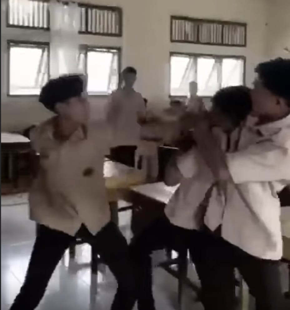 Viral video seorang siswa SMA Negeri 1 Sakti Kabupaten Pidie, dianiaya oleh teman sesama pelajar. Video penganiayaan sesama pelajar itu viral di media sosial