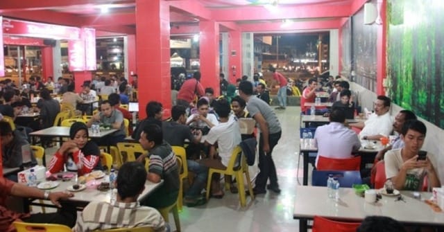 Warung kopi di kota Banda Aceh yang membuka usaha malam hari