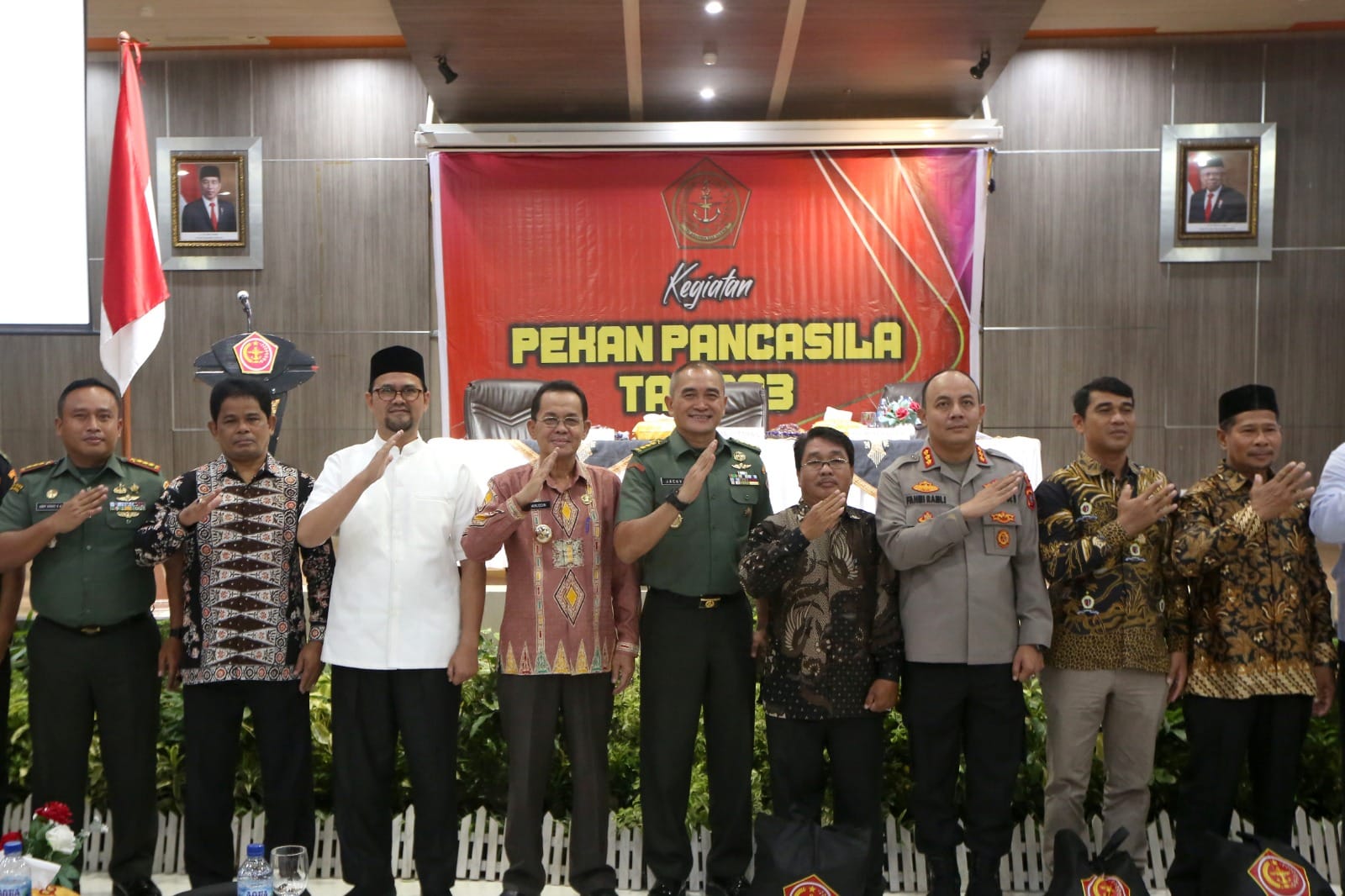Para pejabat sipil dan TNI/Polri saat mengikuti kegiatan Pekan Pancasila 2023 di aula lantai IV, Gedung Mawardy Nurdin Balai Kota Banda Aceh, Kamis, 10 Agustus 2023
